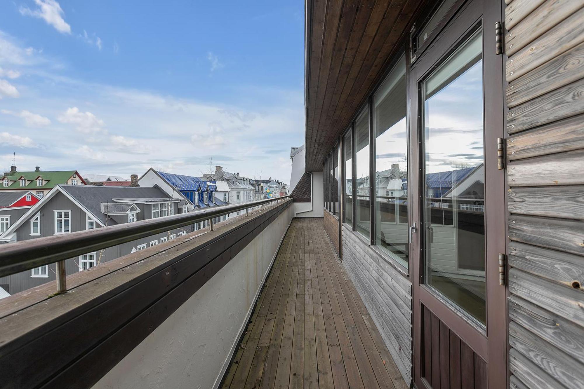Penthouse On The Shopping Street-free Parking Appartement Reykjavik